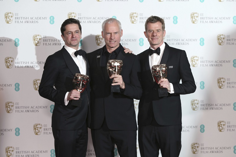 Peter Czernin (vlevo), Martin McDonagh (uprostřed) a Graham Broadbent po udílení cen BAFTA.
