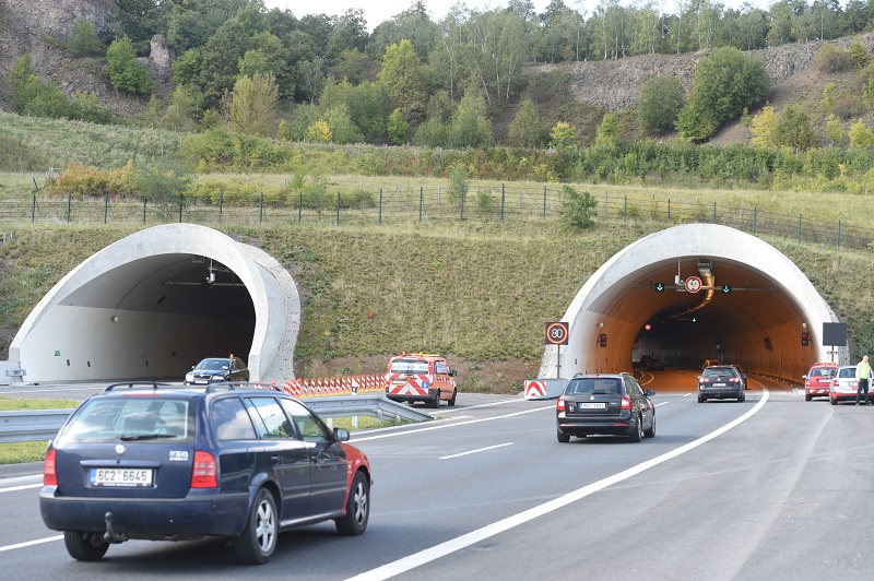 Tunel na dálnici D8 (ilustrační foto). Tunel na dálnici D8 (ilustrační foto).