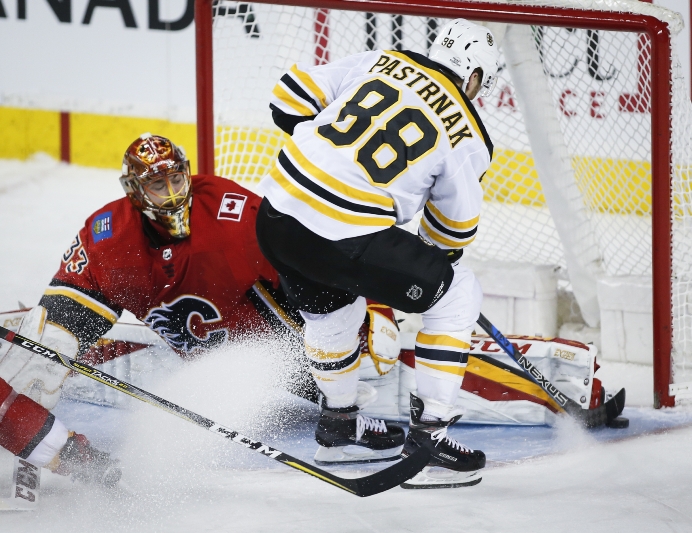 David Pastrňák překonal svého jmenovce Ritticha v brance Calgary.