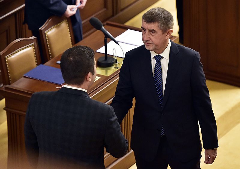 Předseda ČSSD Jan Hamáček (zády) a šéf hnutí ANO Jan Hamáček.