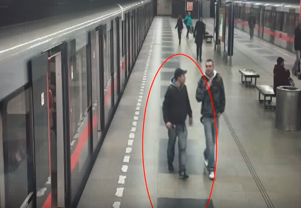 Snímek z videonahrávky, kde neznámý pachatel nakopne jedno z oken metrové soupravy.