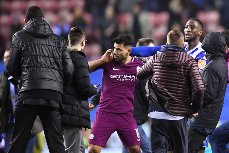 Sergio Agüero se dostal do křížku s domácími příznivci.