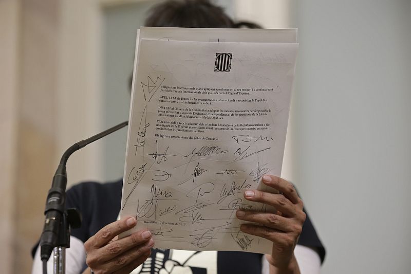 Bývalá poslankyně katalánského parlamentu Anna Gabrielová čte prohlášení o katalánské nezávislosti.