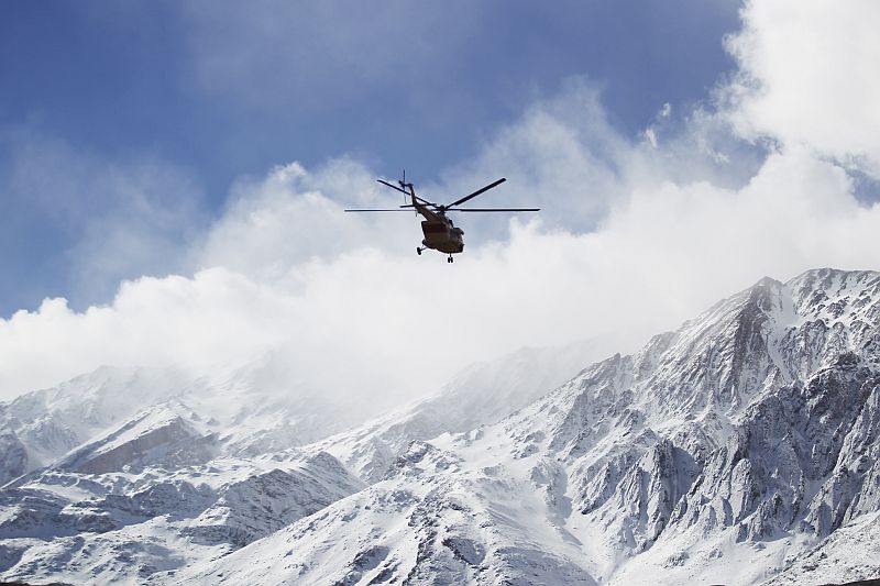 Záchranářská helikoptéra během pátrací akce po troskách íránského letadla. Záchranářská helikoptéra během pátrací akce po troskách íránského letadla.
