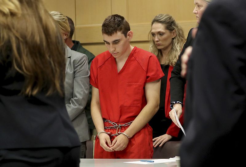 Devatenáctiletý Nikolas Cruz postřílel 17 lidí. Devatenáctiletý Nikolas Cruz postřílel 17 lidí.
