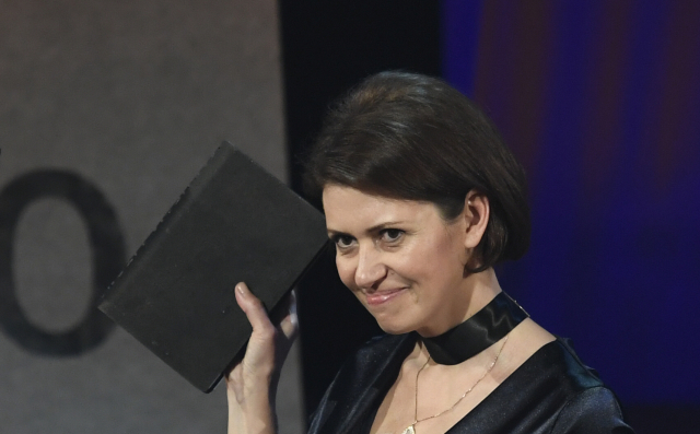 Bianca Bellová získala 4. dubna v Praze cenu Kniha roku v soutěži Magnesia Litera 2017. Ocenění obdržela za knihu Jezero.