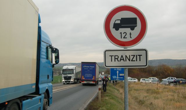 Značka zakazující průjezd kamionů nad 12 tun.