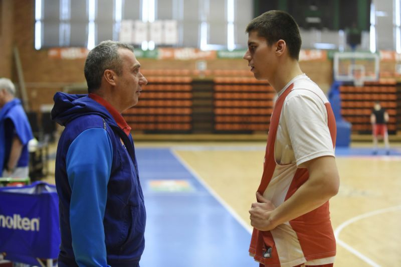 Trenér českých basketbalistů Ronen Ginzburg s jedním ze svých svěřenců.