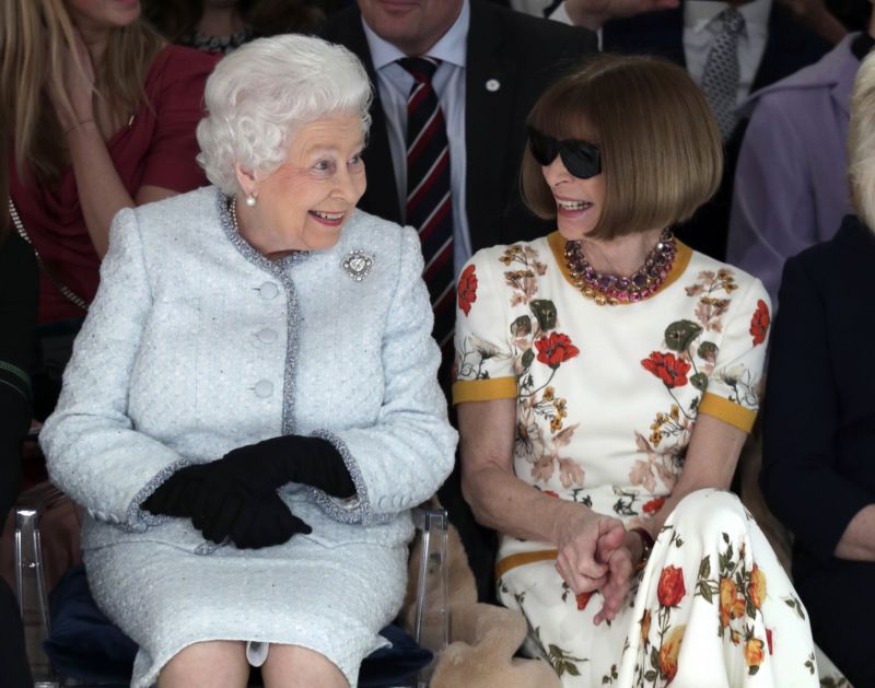 Britská královna seděla vedle šéfredaktorky módního magazínu Vogue Anny Wintourové.