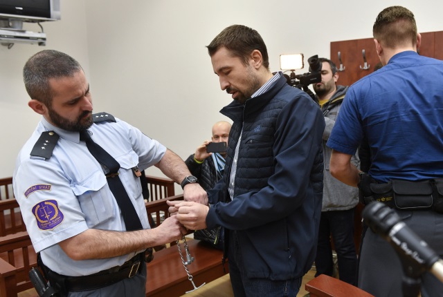 Pavel Fantyš s policejní eskortou. 