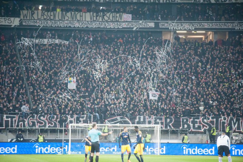 Německý soud rozhodl, že náklady na zajištění bezpečnosti na fotbalových stadionech nemohou být hrazeny jen z veřejných prostředků. Německý soud rozhodl, že náklady na zajištění bezpečnosti na fotbalových stadionech nemohou být hrazeny jen z veřejných prostředků.