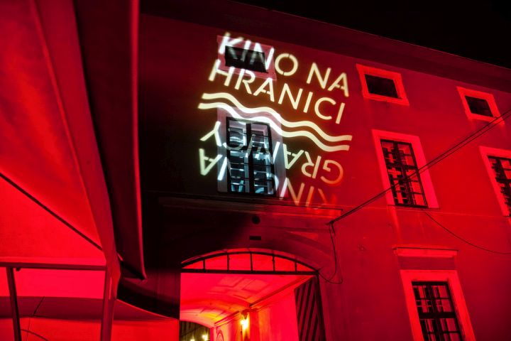 Kino na hranici.