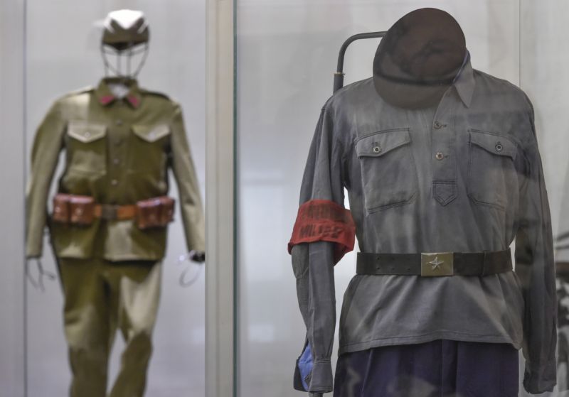 Na snímku uniforma milicionáře z roku 1948 (vpravo).