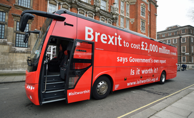 Červený autobus se sloganem o dopadech brexitu.