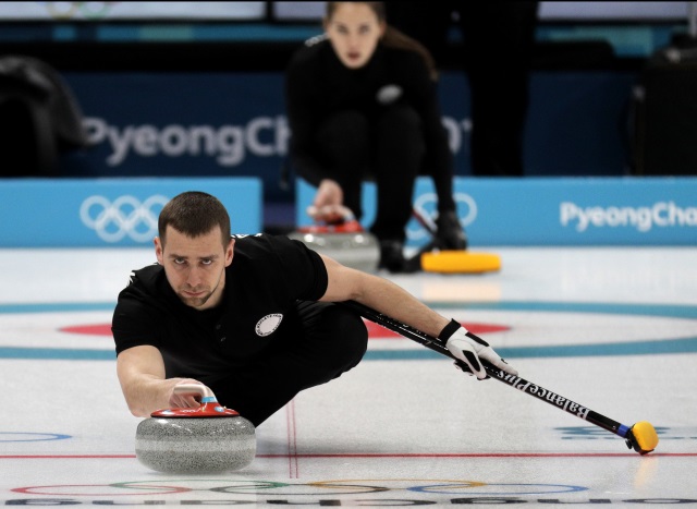 Ruský curler Alexandr Krušelnický.