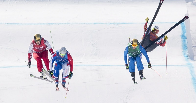 Skikrosař Christopher del Bosco při pádu ve svém závodě. 