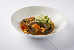 Letní menu: Korsické ragú z mušlí, krevet a ryb na bílém víně s rajčaty a petrželí.