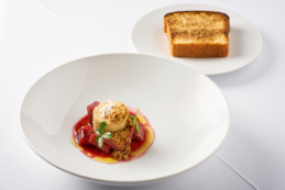 Letní menu: Marinované kachní foie gras, rebarbora s ibiškem, croissant strouhanka a brioche.