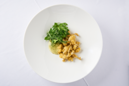 Letní menu: Žabí stehýnka, estragonové aioli a bylinkový salát.