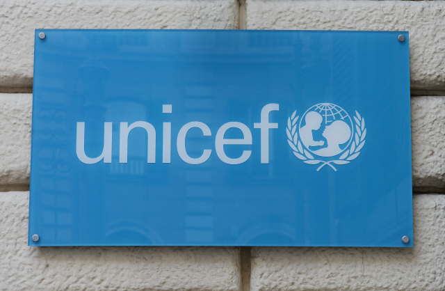 Logo organizace UNICEF. 