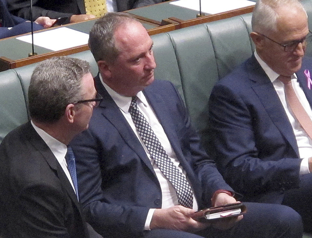 Australský vicepremiér Barnaby Joyce (uprostřed).