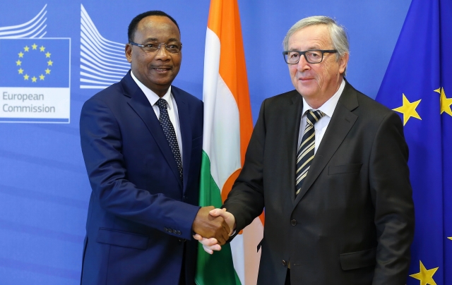 Zleva Issoufou Mahamadou a předseda Evropské komise Jean-Claude Juncker.
