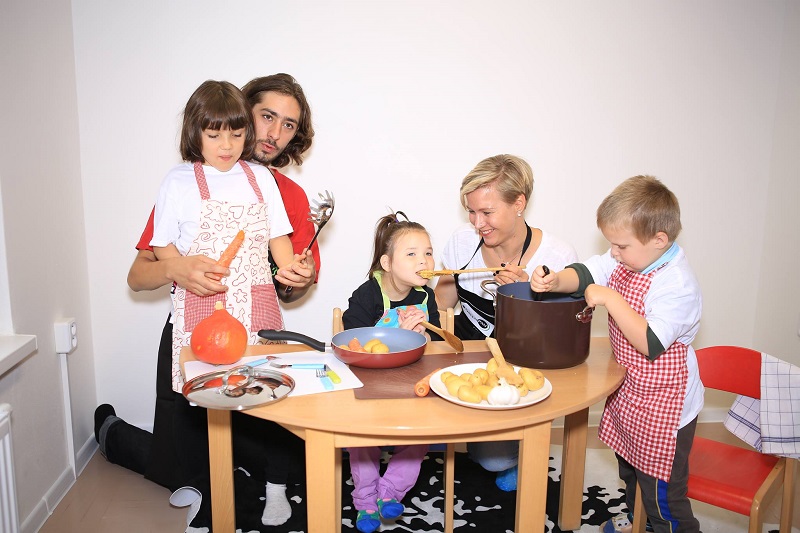 Dagmar Herrmannová s kolegou a dětmi. 