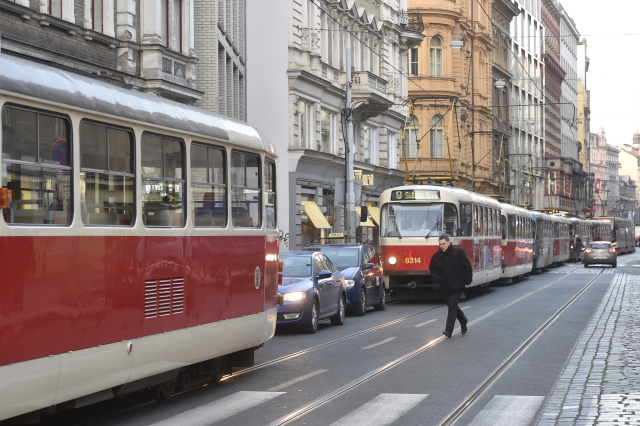 Fotografie stojících tramvají ve Vodičkově ulici.