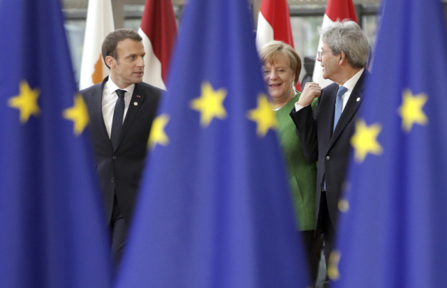 Německá kancléřka Angela Merkelová (uprostřed), francouzský prezident Emmanuel Macron (vlevo) a italský premiér Paolo Gentiloni.