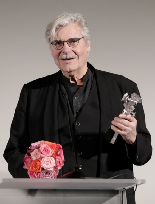 Rakouský herec Peter Simonischek, přebírá cenu místo Jiřího Menzela. 