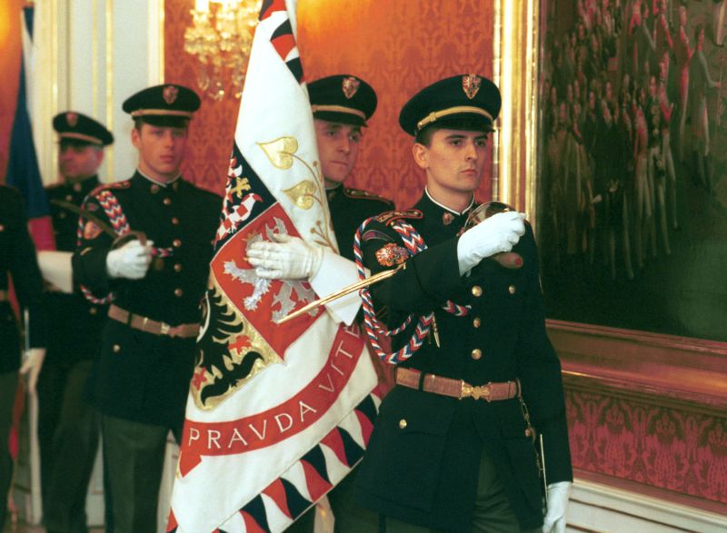 Hradní stráž a standarta prezidenta republiky.