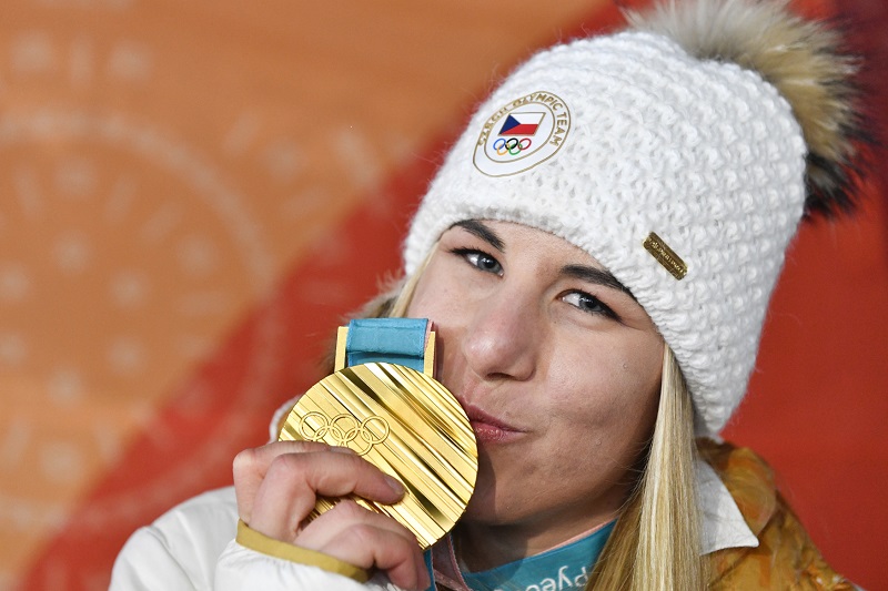 Snowboardistka Ester Ledecká s jednou ze svých zlatých medailí.
