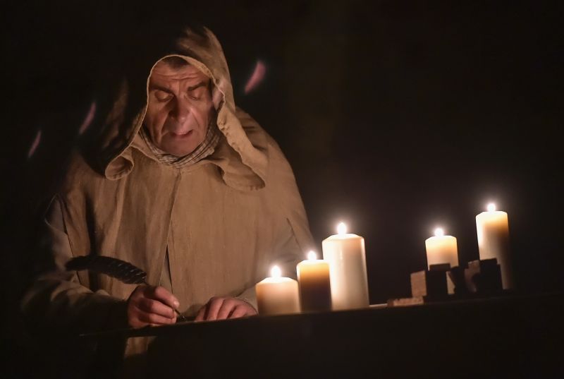Na snímku je mnich Jindřich Řezbář, který okolo roku 1300 sepsal spis Cronica domus Sarensis, kroniku o založení kláštera.