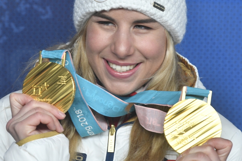 Ester Ledecká s oběma svými zlatými medailemi.