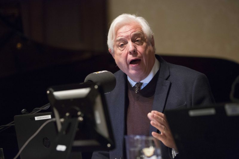 Novinář John Simpson.
