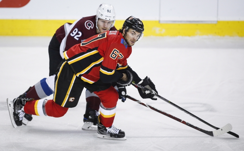 Michael Frolík pomohl k výhře Calgary jedním gólem. Michael Frolík pomohl k výhře Calgary jedním gólem.