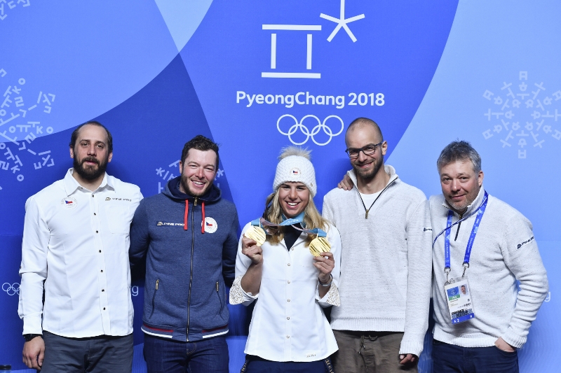 Ester Ledecká a členové jejího týmu.