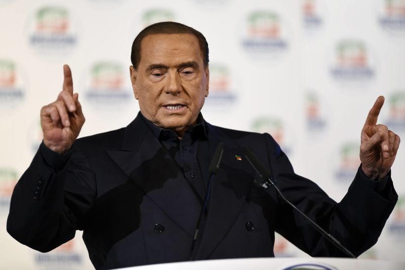 Silvio Berlusconi při svém nedělním mítinku v Miláně. Silvio Berlusconi při svém nedělním mítinku v Miláně.