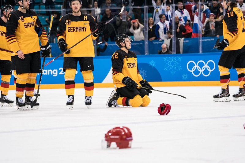 Smutek ve tváři německých hokejistů po prohraném finálovém zápase o olympijské zlato.