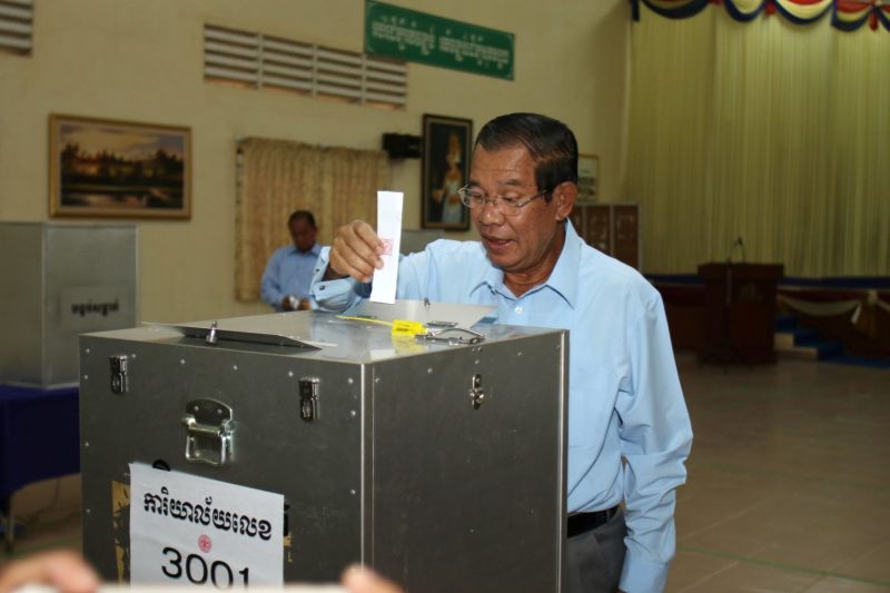 Kambodžský premiér Samdech Techo Hun Sen házející svůj hlas do volební urny.