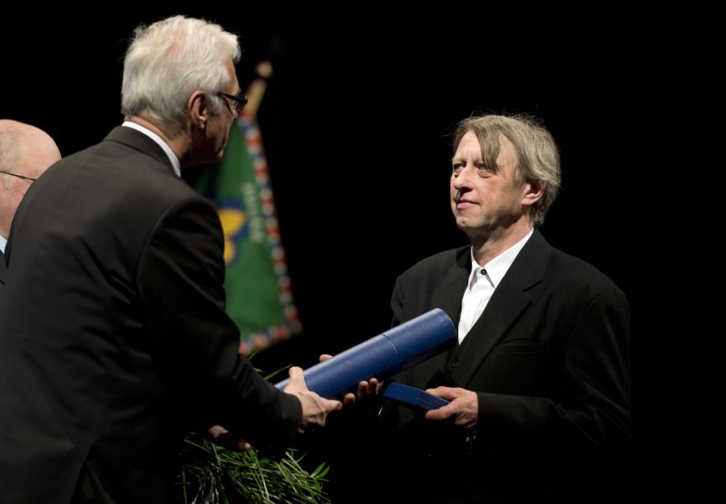 Básník, prozaik a žurnalista Jáchym Topol (vpravo) cenu Rytíř české kultury, kterou mu udělil ministr kultury Ilja Šmíd (vlevo).