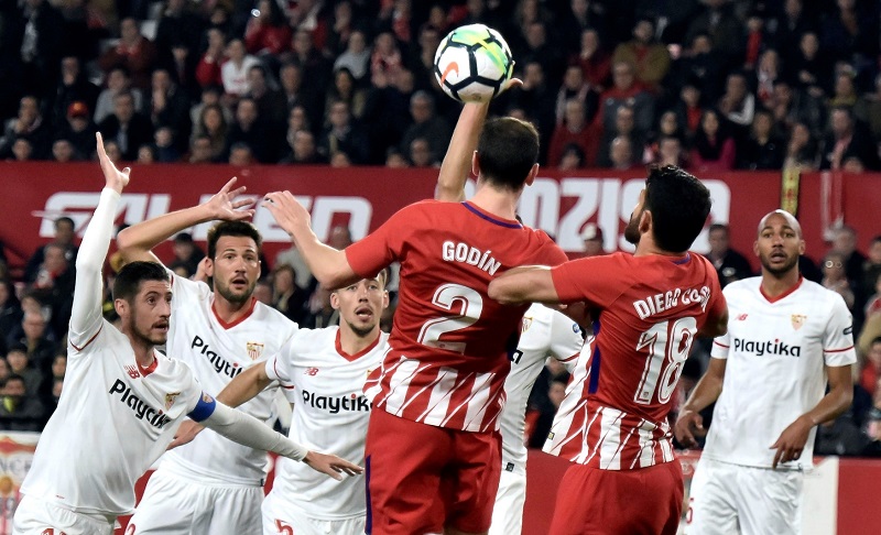 Hráči Atlética Madrid v zápase proti Seville. Hráči Atlética Madrid v zápase proti Seville.