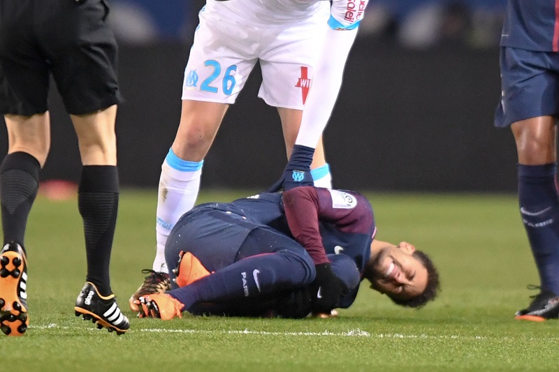 Hvězdný útočník Neymar po střetu s hráčem Marseille zápas nedohrál.