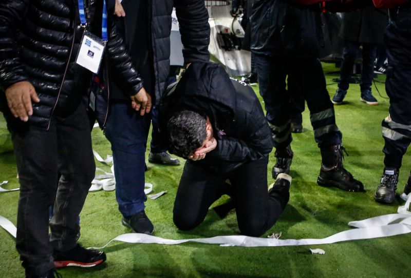 Trenér Oscar García byl zasažen kotoučem papíru do pokladen.