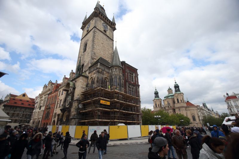Hodiny na Staroměstské radnici začnou opět ukazovat čas.
