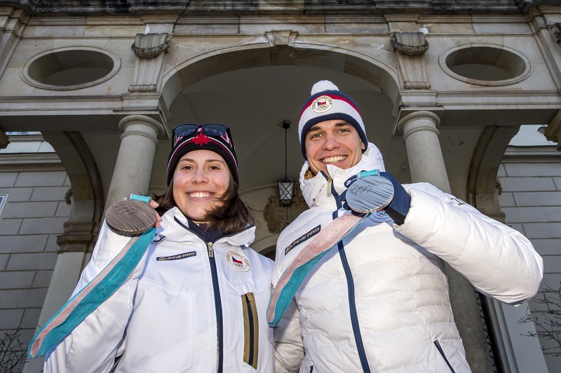 Eva Samková a Michal Krčmář při přivítání ve Vrchlabí.