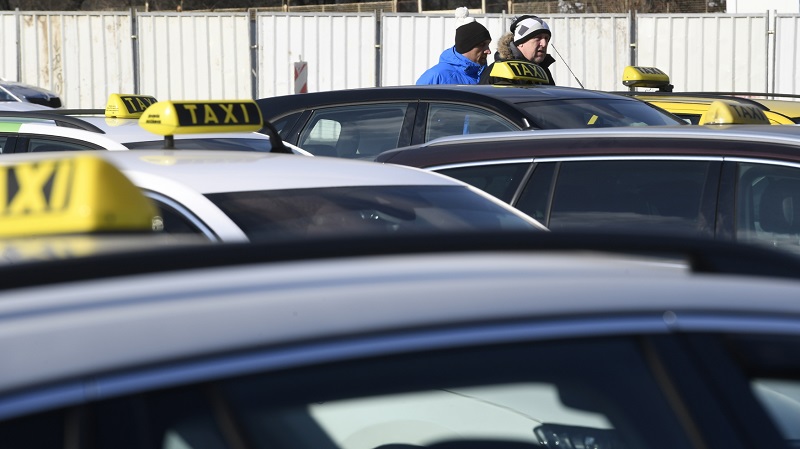Taxikáři v pondělí znovu protestovali proti službám Uberu.