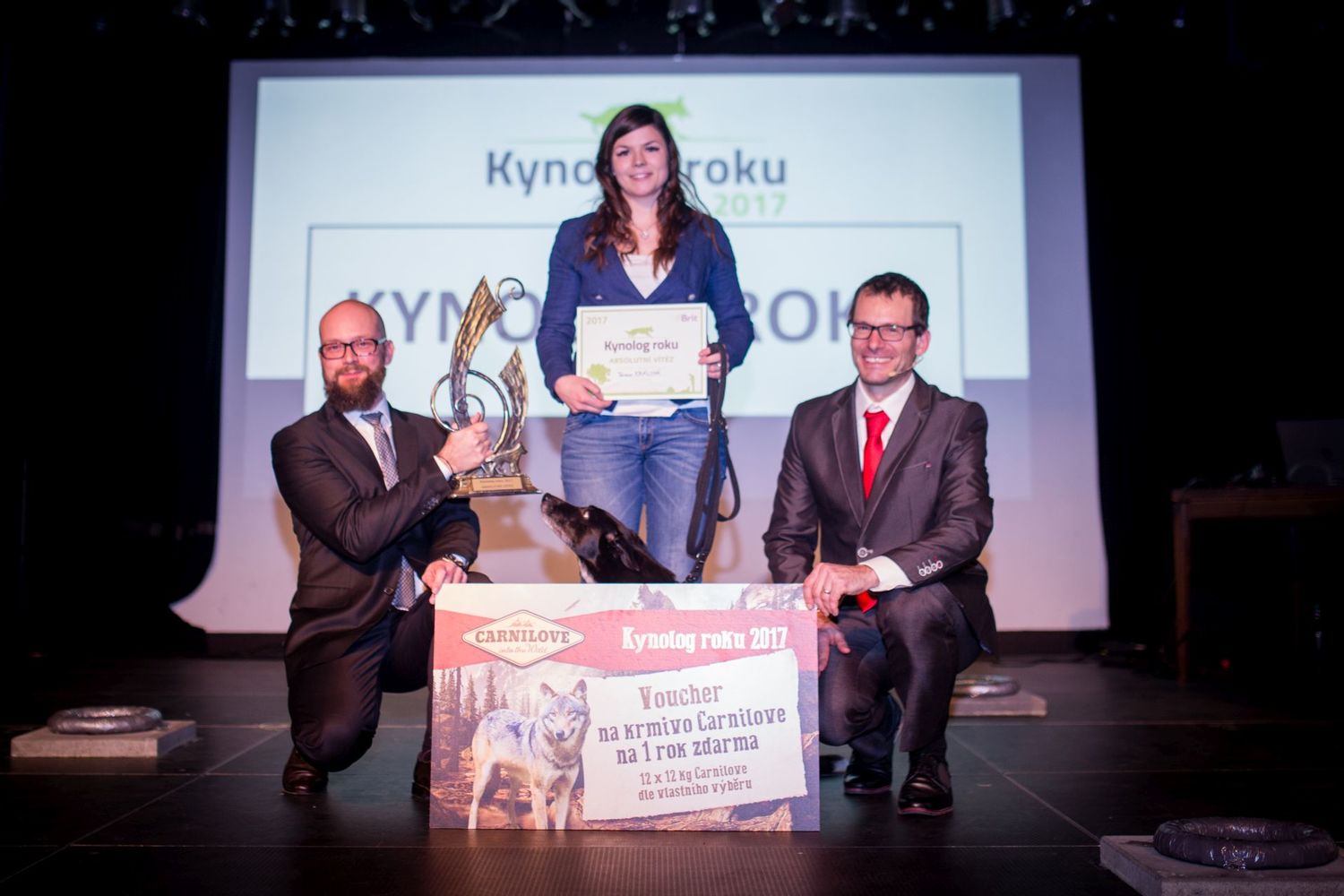 Na snímku zleva Martin Šámal - marketingový ředitel VAFO PRAHA, Tereza Králová – Kynolog roku 2017 (Absolutní vítěz) a Jakub Štýbr – šéfredaktor časopisu Psí sporty.