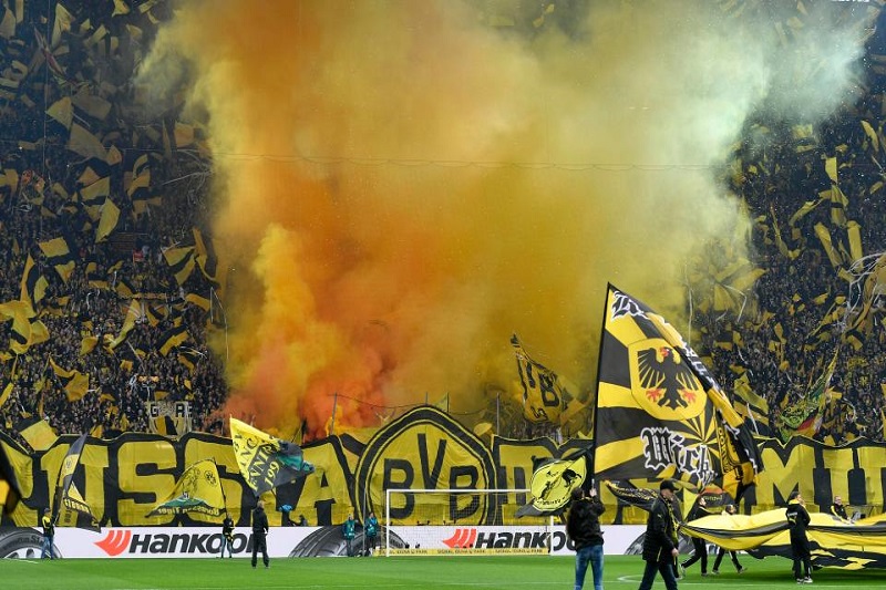 Přes dvacet tisíc dortmundských fanoušků bojkotovalo bundesligové utkání. Přes dvacet tisíc dortmundských fanoušků bojkotovalo bundesligové utkání.