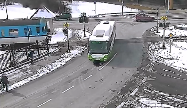 Ke střetu linkového autobusu s vlakem chyběl malý kousek. Ke střetu linkového autobusu s vlakem chyběl malý kousek.